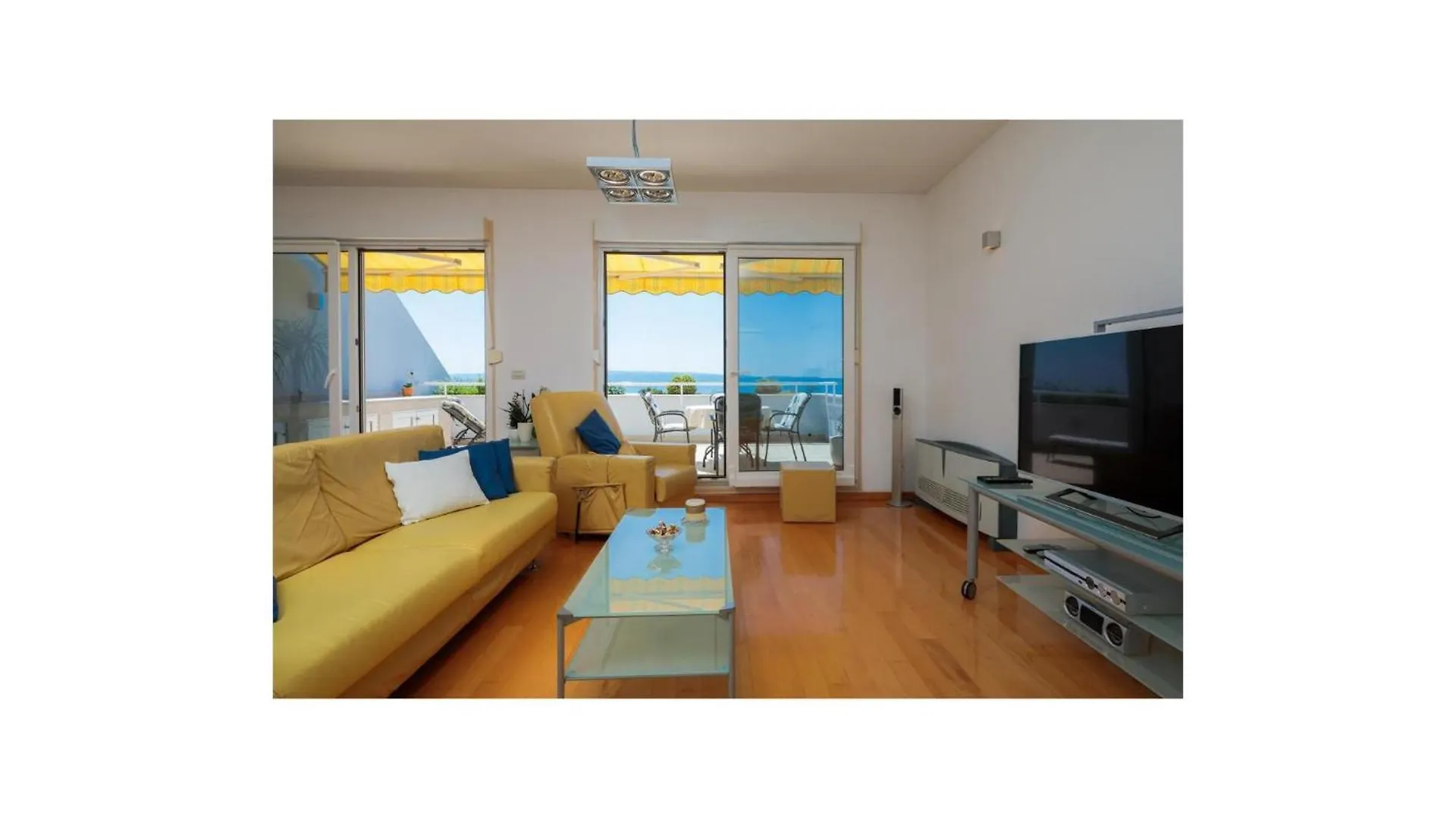 Beach Front Apartment In Split With Wifi 0*,