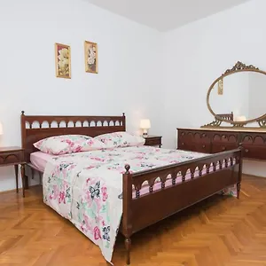 Dzeki Apartment